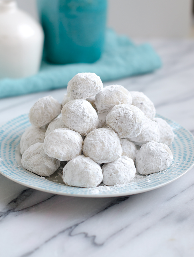 This is a fun one to do with kids! Snowball Cookies (Russian Tea Cakes, Mexican Wedding Cakes) | www.chicandsugar.com
