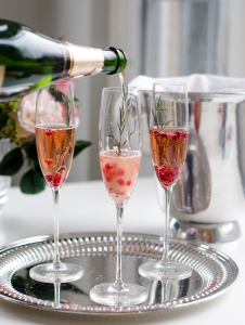 Dress up your champagne with pom juice, pomegranate arils and a sprig of Rosemary. An easy and chic cocktail for parties or gatherings! | www.chicandsugar.com