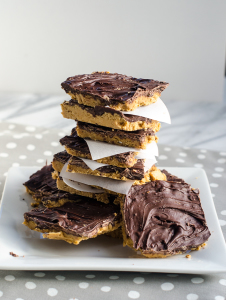 5-ingredient NO BAKE peanut butter and chocolate pile ups. I need a 12 step program for these! The perfect easy cookie / bar dessert.| www.chicandsugar.com